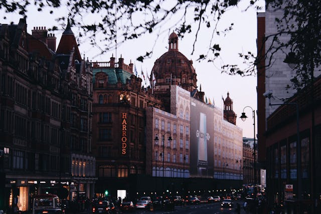 Harrods rimuoverà le statue di Mohamed Al Fayed dopo le accuse di abusi sessuali