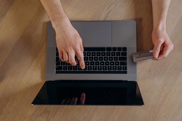 Regno Unito, indagine sui siti che sfruttano le donne nella prostituzione online