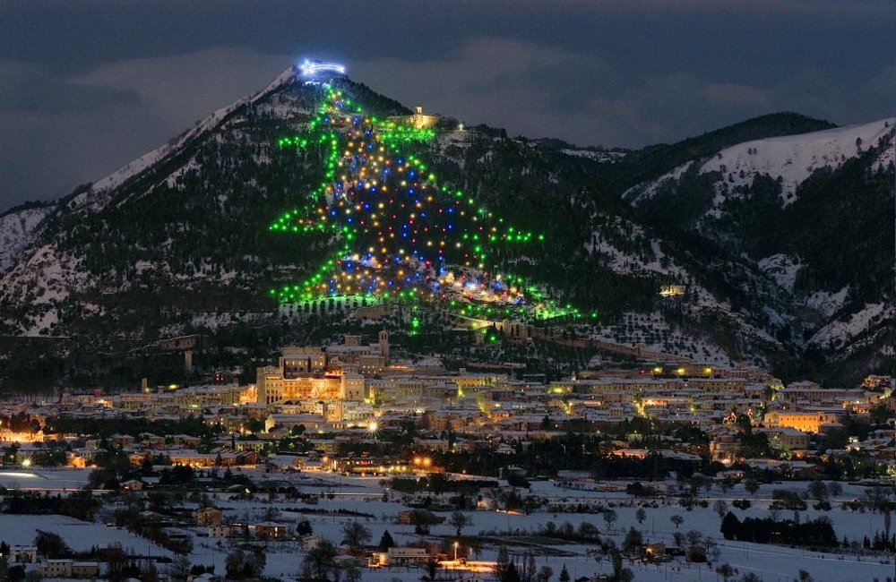 A Gubbio un albero (di Natale) da primato