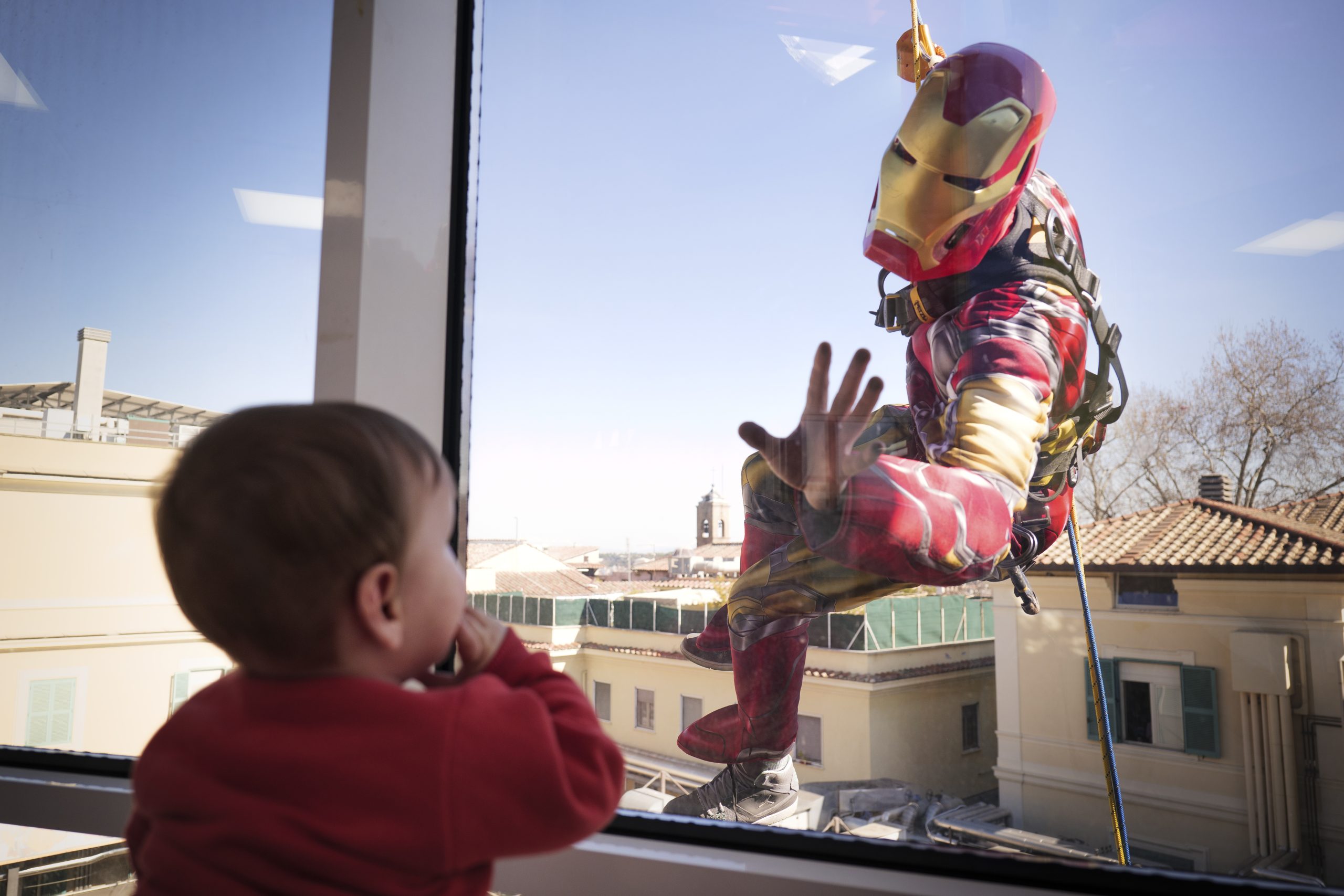 “PIU CONOSCENZA, PIU CURA”: AL BAMBINO GESU’ SI CALANO I SUPEREROI PER LA GIORNATA MONDIALE DELLE MALATTIE RARE