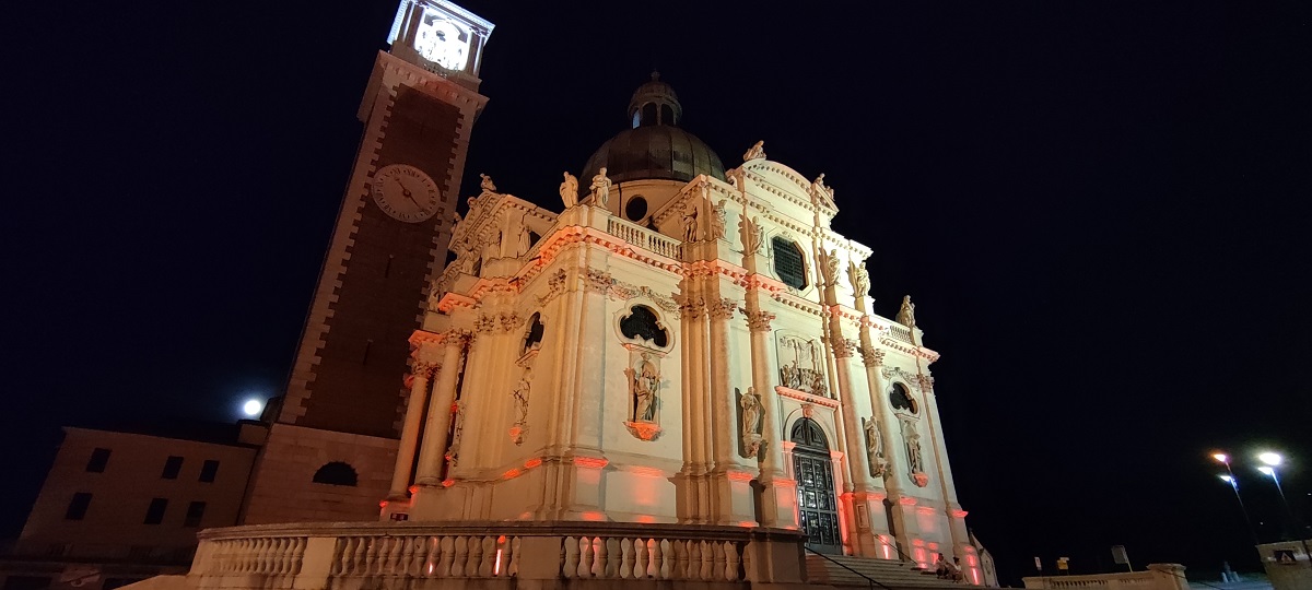 AVIS, ILLUMINATO DI ROSSO IL SANTUARIO DI MONTE BERICO