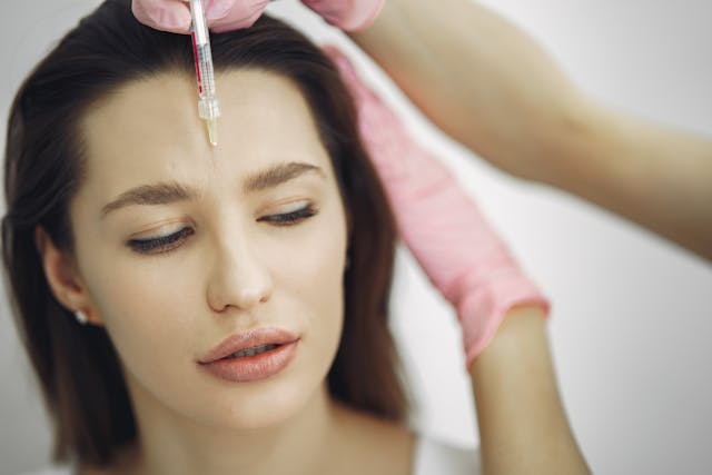Emergenza Botox nel Regno Unito: decine di casi di botulismo dopo trattamenti estetici illegali