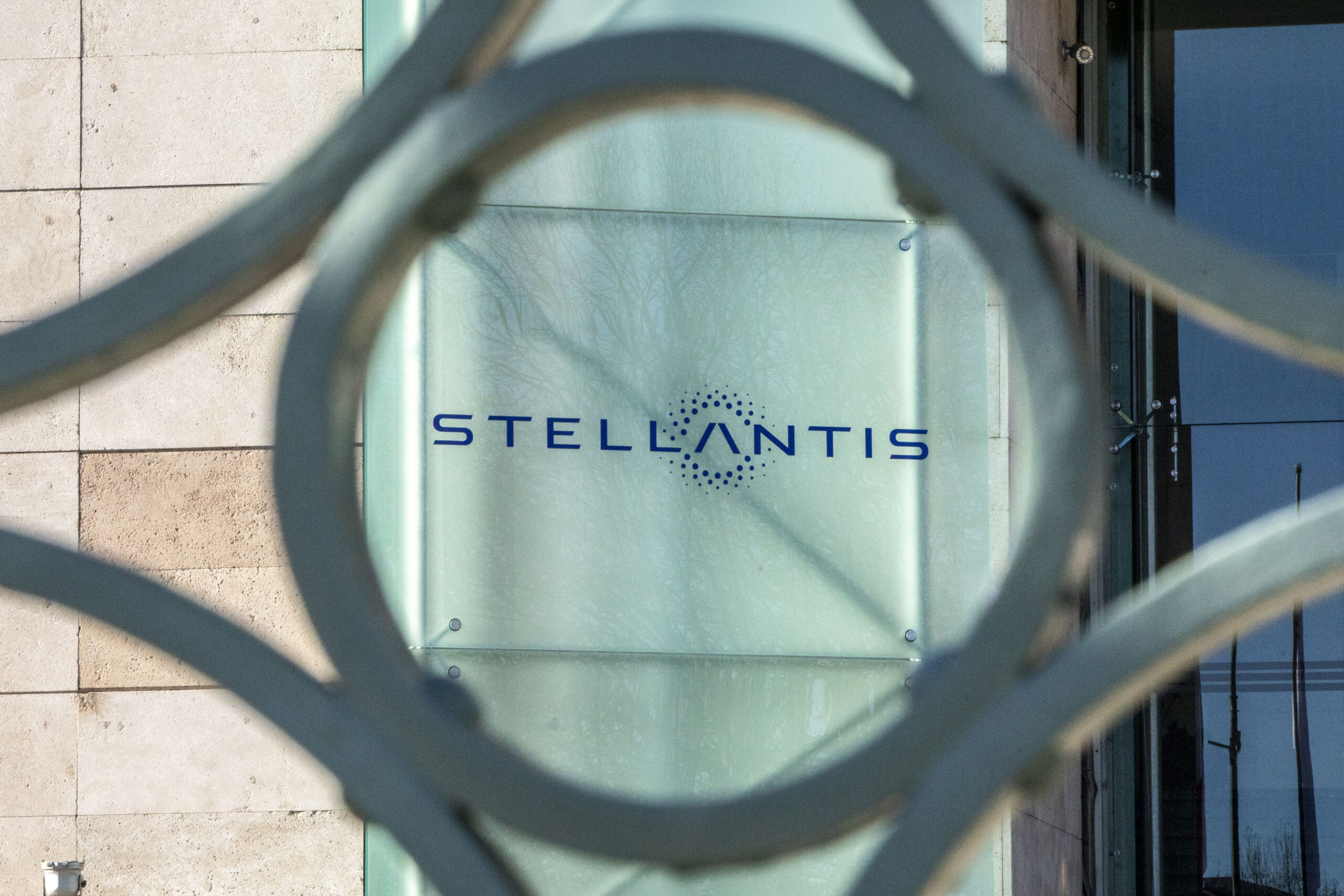 STELLANTIS: TRIMESTRALE PENOSA, DIVIDENDI RECORD E IN ITALIA SCOMPARE