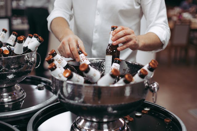 Dai tappi metallici delle bottiglie una fonte di contaminazione da microplastiche