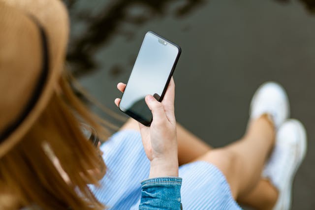Smartphone prima dei 13 anni? A rischio la salute mentale dei giovani