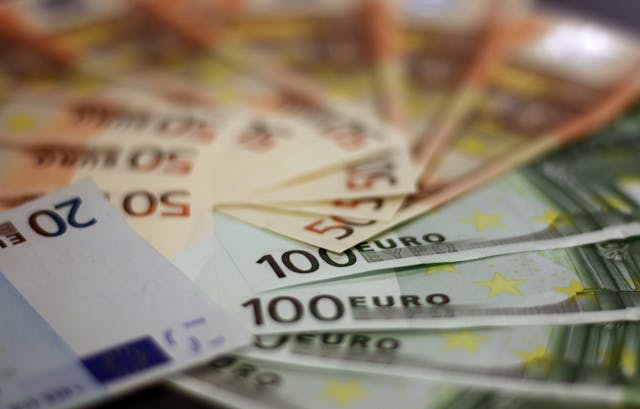 L’euro guadagna terreno sul dollaro: nel 2025 crescita spinta da politica e fiducia dei mercati